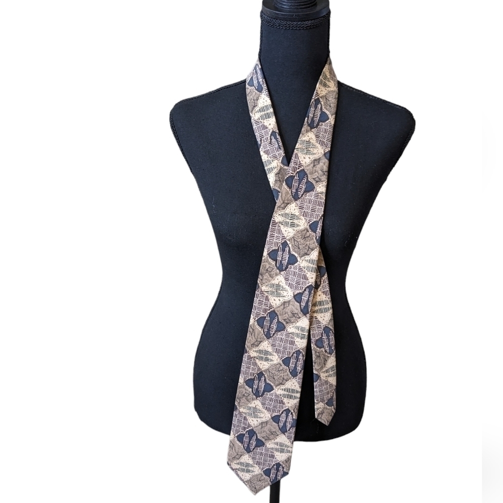 Geoffrey Beene silk tie contemporary print, novelty print